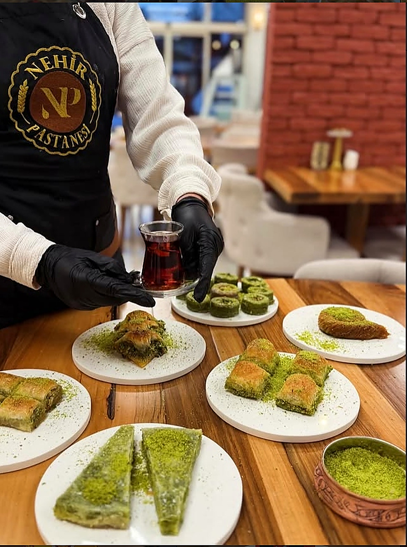 Nehir Pastanesi — Ustalık Mirası, Baklava Çeşitleri ve Geleneksel Çay Servisi